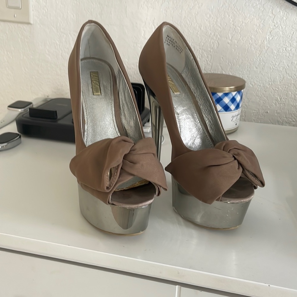 Heels - Picture 1 of 3